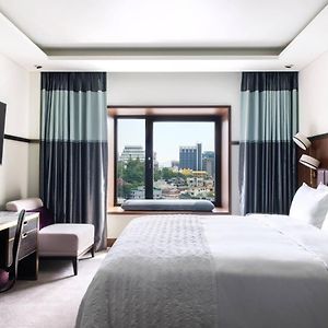 Classic Hollywood King Room City View